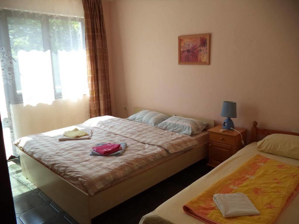 Guest House Fanny Sinemoretz Buitenkant foto